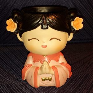 Pot figurine asiatique coloris rose à fleurs roses dans les cheveux