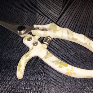 Sécateur tête droite multifonctions blanc jaune et vert tendre