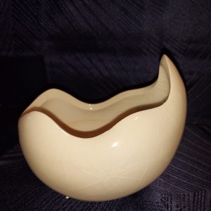 Pot forme lune, blanc cassé craquelé glace