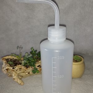 Bouteille plastique d'arrosage avec embout de sortie