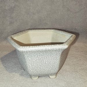 Pot hexagonal en argile violette céramique et glaçuré blanc